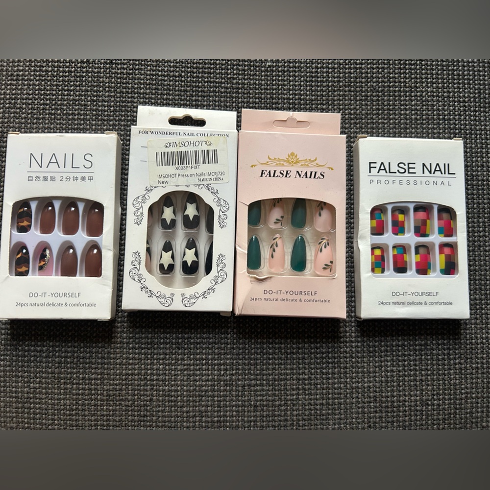 Bundle of 4 press on nails